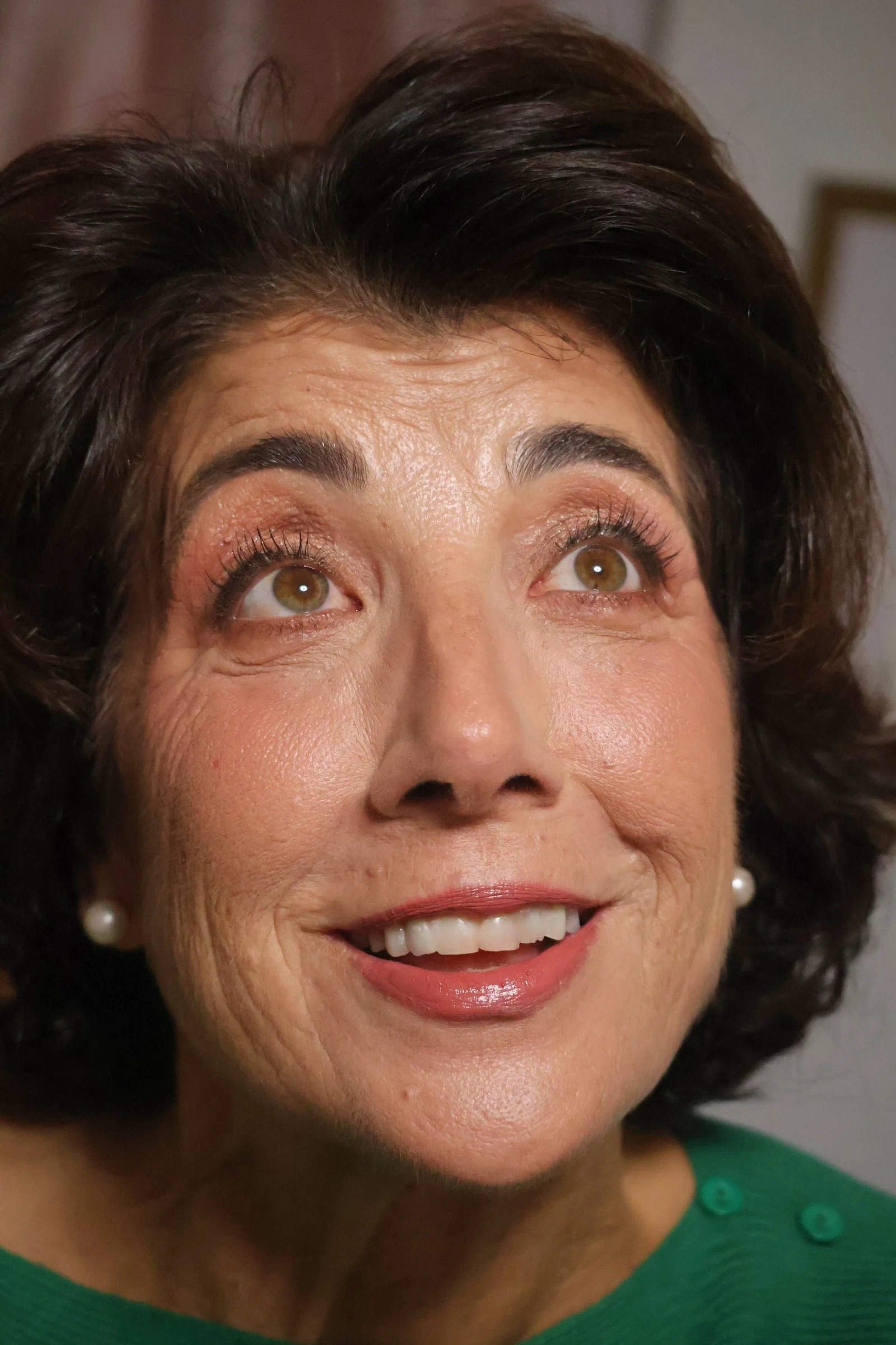 Kundin mit einem natürlichen, strahlenden Make-up